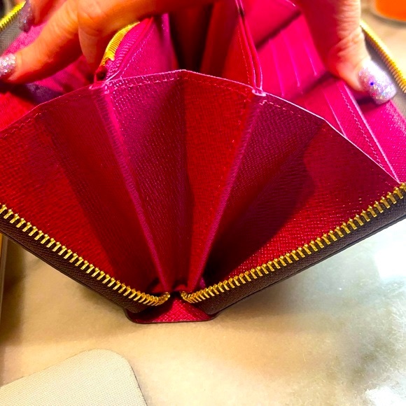 BRAND NEW MONOGRAM ZIPPY WALLET- FUCHSIA INTERIOR! - Picture 11 of 16